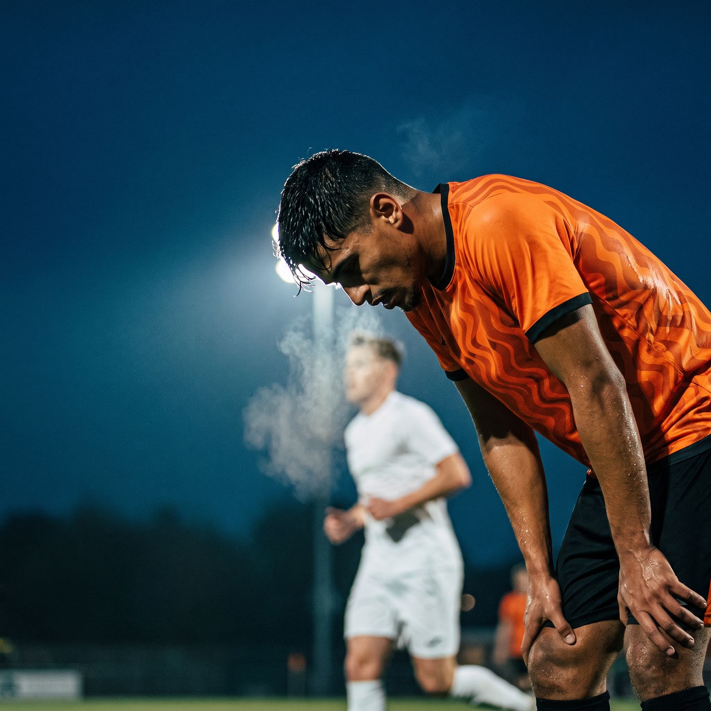 Un jugador cansado recupera el aliento durante el partido.